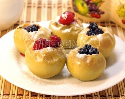 Яблоки, запеченные с медом и ягодами
