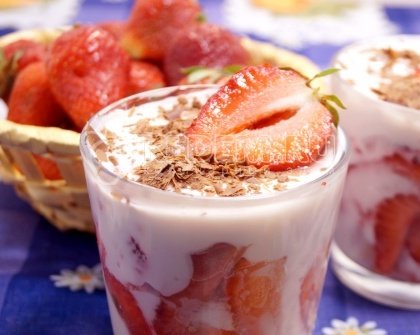 Творожный десерт с клубникой