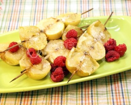 Запеченные яблоки с сахаром и малиной