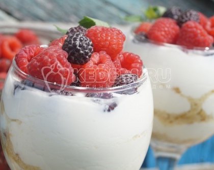 Десерт из ягод со сметаной «Вкус лета»