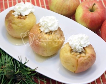 Запеченные яблоки с мёдом и кедровыми орехами