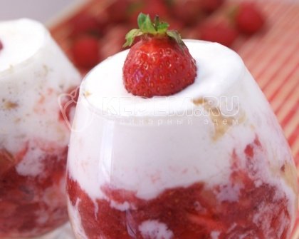 Десерт из мороженого с клубникой и печеньем
