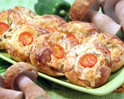 Слойки с белыми грибами и овощами